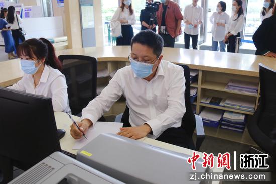 余龙华体验窗口办事工作。王晓乙 摄
