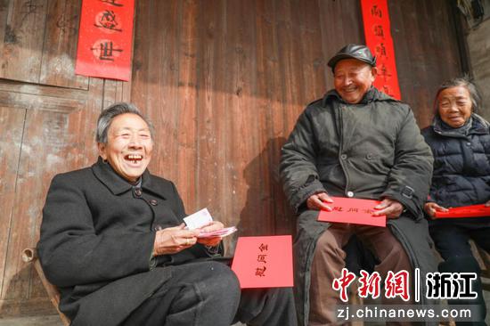 百姓们的脸上绽放出由衷的笑容。陆志鹏 摄