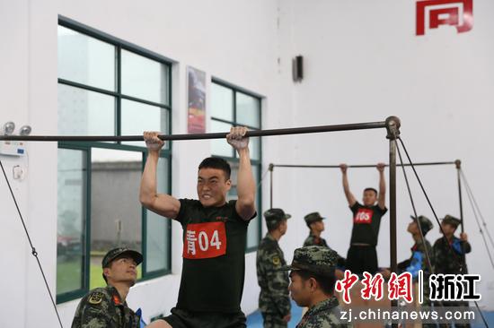 咬牙坚持。刘治乾 摄
