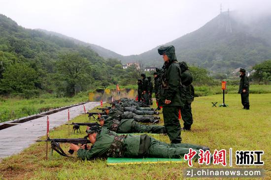 新同志首次实弹射击。郭帅伟摄