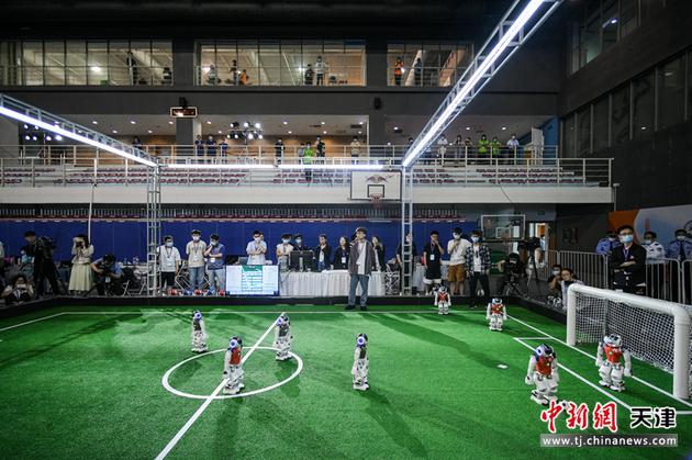 5月21日，参赛代表队进行足球机器人比赛。当天，2021RoboCup机器人世界杯中国赛暨亚太机器人世界杯天津国际邀请赛在天津港保税区空港体育中心开幕。作为第五届世界智能大会重要赛事之一，该赛事吸引了来自全球10多个国家和地区的200余支参赛队通过“线上线下+国内国外”进行比拼。
中新社记者 佟郁 摄