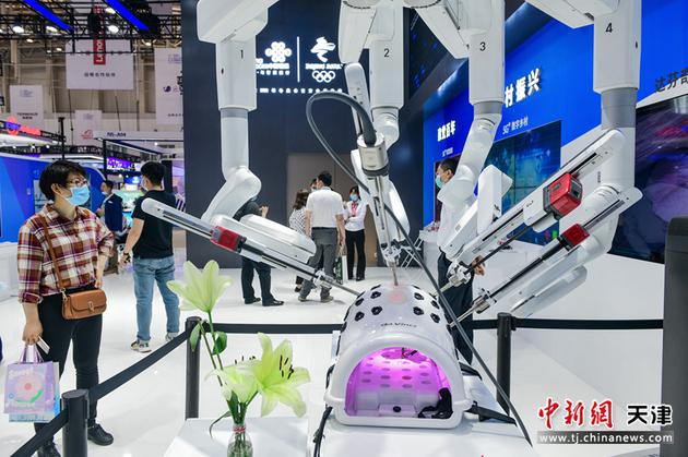 5月21日，在天津举办的第五届世界智能大会上，手术机器人现场演示“做手术” 吸引参观者。

中新社记者 佟郁 摄