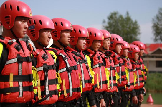 石嘴山消防举行专业水域救援及山岳绳索救援演练