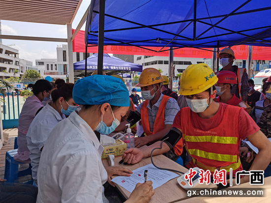 工友有序测量血压 邹杰 摄