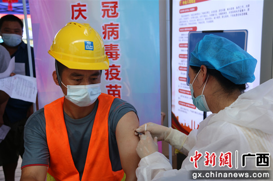 工友接种疫苗 邹杰 摄