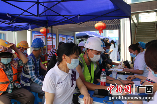 接种人员有序测量血压 邹杰 摄