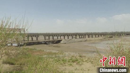 国家重点工程若民高速公路全线最长的车尔臣河大桥顺利架设完成，预计6月底达成全线贯通。　刘雨珊　摄