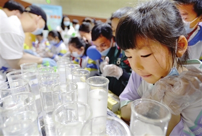图为 “面团小能手”创意科学实验吸引孩子们在科学体验中探求生物技术奥秘。本报记者 王涛 摄