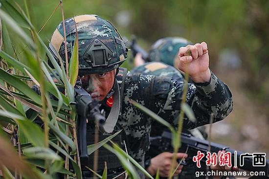5月24日，官兵利用手语与队友沟通。徐世立 李有华  摄影报道
