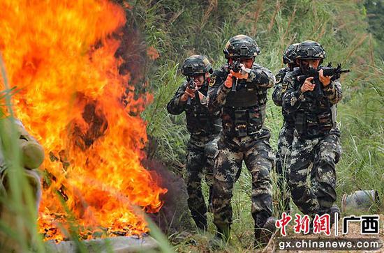 5月24日，官兵穿越火障发起冲锋。徐世立 李有华  摄影报道