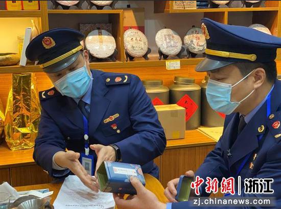 浙江省市场监管部门执法人员在检查。杭州市市场监管局供图