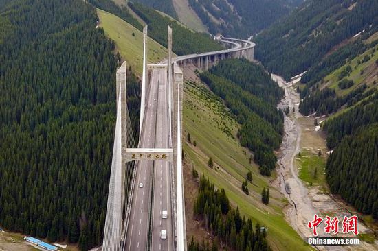 果子沟大桥建于群山之中，全长700米，桥面距谷底净高达200余米，是新疆第一座斜拉高桥。 刘新 摄
