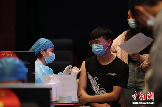 贵州民族大学学生在新冠疫苗接种现场接种疫苗。 瞿宏伦 摄