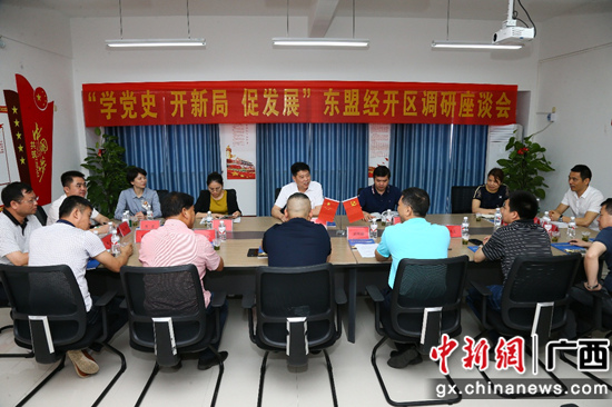 李忠南与部分两新组织党组织负责人、商会会员进行座谈交流 潘志安 摄