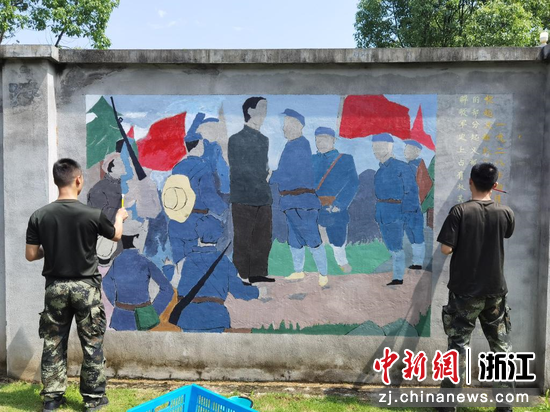 武警官兵绘制文化墙。  魏杰 摄