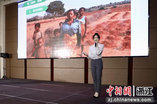 学生变身思政课“小老师”进行讲课。严佳 摄