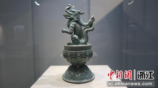 香文化展上展出的一件青瓷展品。 董易鑫供图