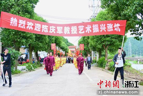 村民欢迎教授进行艺术振兴乡村 蒋攀供图
