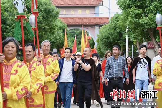 村民迎接陈庆军教授团队 蒋攀供图