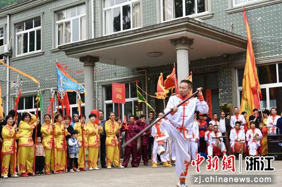村民表演武术 蒋攀供图