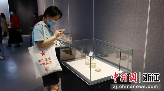游客拍摄青瓷香具。 董易鑫供图