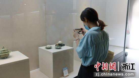 游客参观“馨韵留香”——香文化展。 董易鑫供图