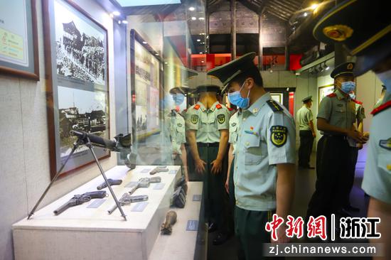 武警官兵参观纪念馆  黄杰彪 摄