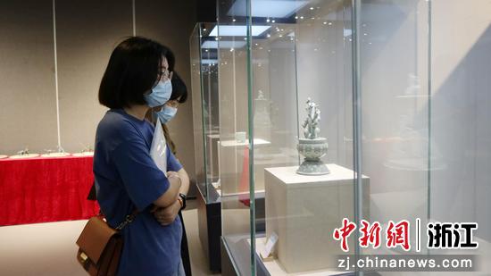 游客欣赏青瓷香具。 董易鑫供图