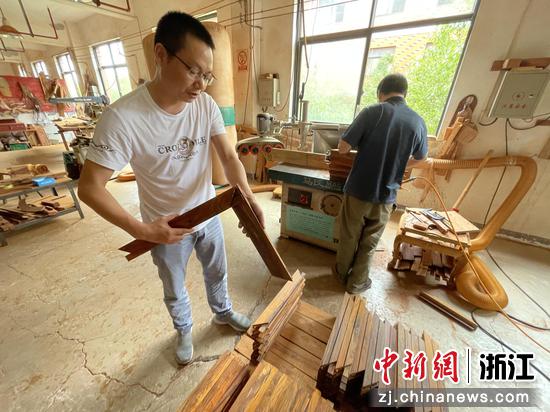 有关负责人介绍红木家具采用的传统榫卯技术。  张斌 摄
