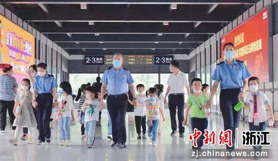 工作人员带着孩子们参观高铁站 
 李煜俊 摄