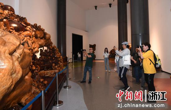 参与活动的摄影大咖在浙江省绍兴市鉴湖旅游度假区拍摄创作。 王刚供图