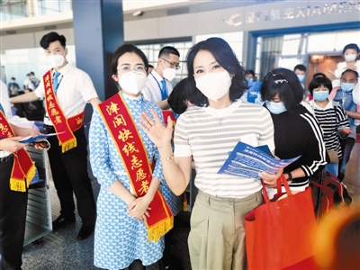  5月28日下午，“津闽快线”首航旅客在工作人员引导下经由专用通道准备登机。