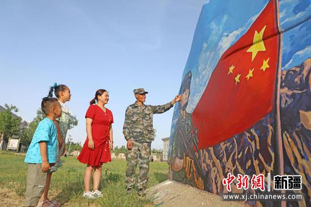 5月29日，杜志军结合军营文化墙为女儿杜雨辰、杜俊辰讲述军营强军故事。