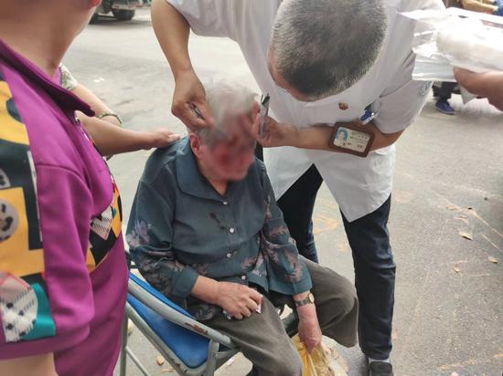 现场老人接受简单救治。廖婷婷 摄