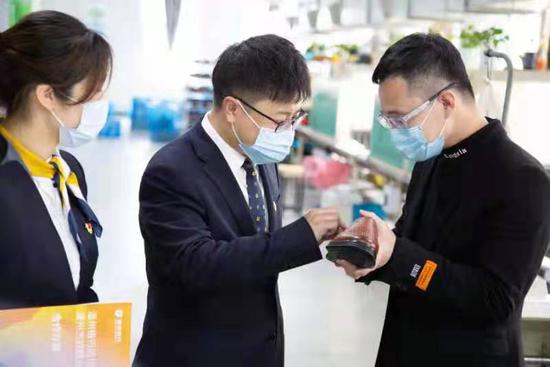 温州银行工作人员在走访企业。温州银行供图 