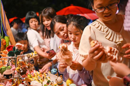 市集上的人们被各色商品吸引。徐铭怿供图