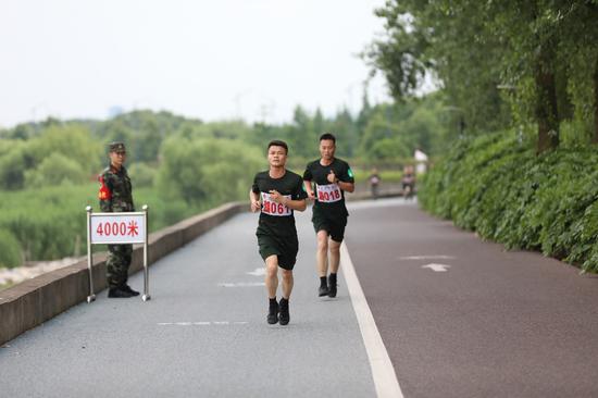 武警官兵参加运动会。黄杰彪 摄