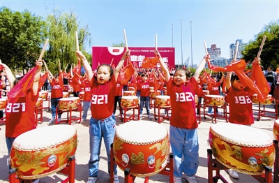  图为华夏未来少儿艺术团进行鼓乐表演。 记者 王津 摄