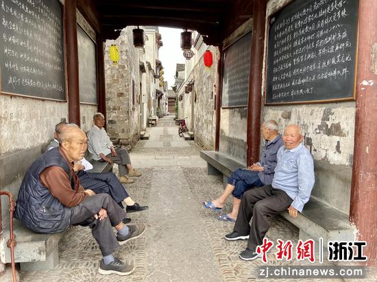 梅渚村内，多位老人享受闲暇时光 项菁 摄