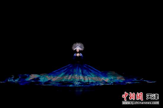 5月29日晚间，由著名舞蹈家杨丽萍导演的大型舞台剧《平潭映象》，在天津大礼堂再次上演。该剧以杨丽萍独特的审美视角，捧出最丰富闽南元素，诠释了气象万千的海洋文化，带给观众多重的艺术体验。 

中新社记者 张道正 摄