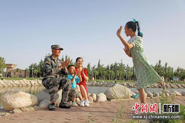 5月29日，军娃杜雨辰为军营爸爸进行舞蹈表演。