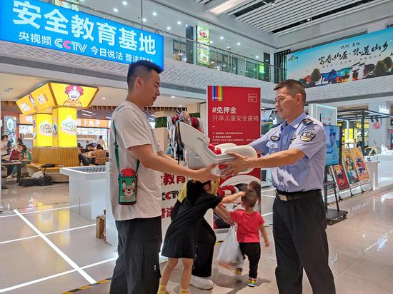 民众在绍兴高速服务区申领共享儿童安全座椅。李晨 摄