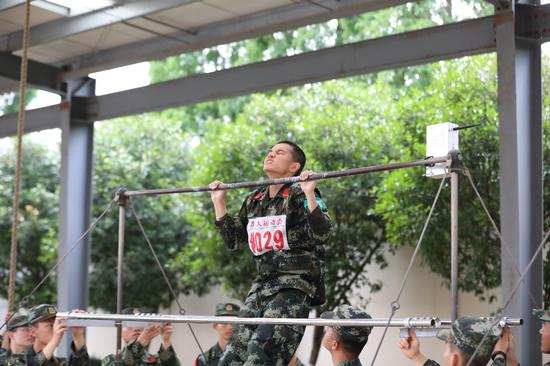 武警官兵参加运动会。黄杰彪 摄