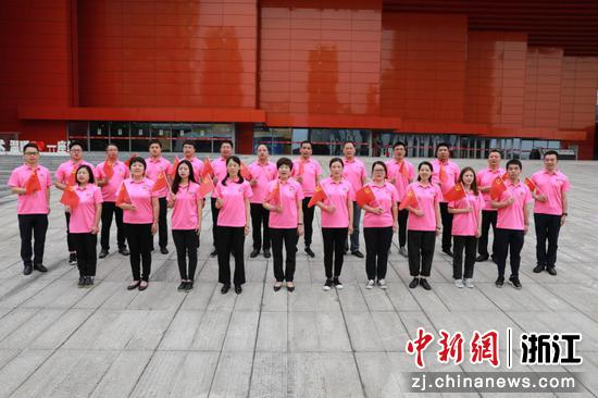义乌统一战线成员代表开展“同心向党共唱一首歌”活动。 郑循福 摄