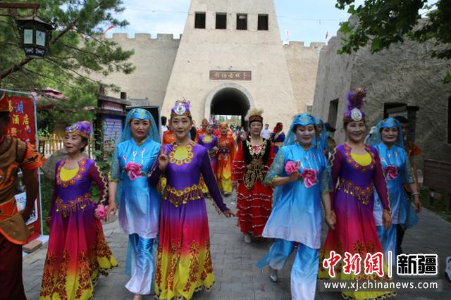 5月29日，在察布查尔锡伯自治县，当地群众身穿节日服饰参加“西迁节”喜庆活动。华岩明摄