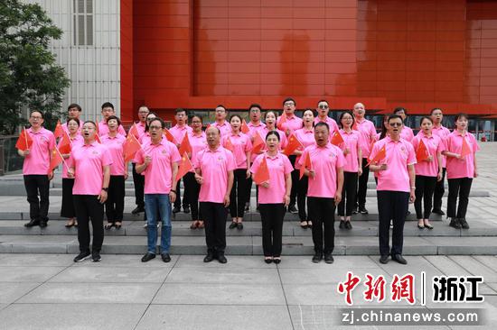 义乌统一战线成员代表开展“同心向党共唱一首歌”活动。 郑循福 摄