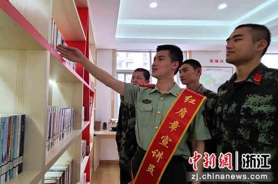 “红肩章”宣讲员与官兵共同学习党史书籍 孟令丹 摄