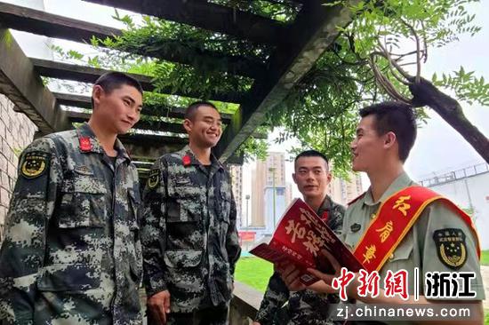 “红肩章”宣讲员与官兵共同学习党史书籍 张新磊 摄