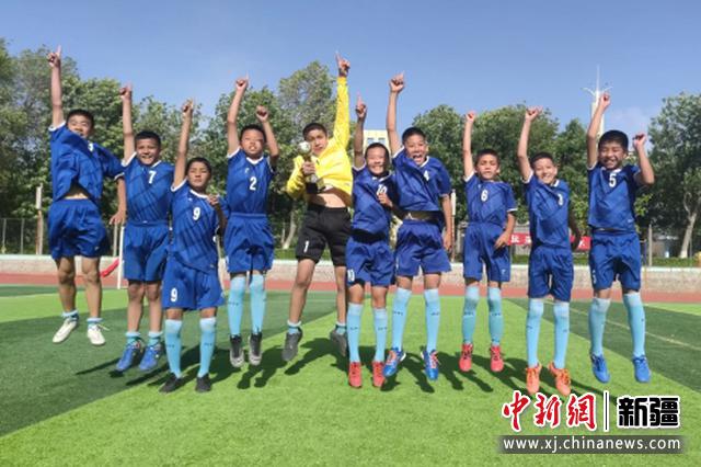 新疆兵團第八師石河子市青少年校園足球蓬勃發展
