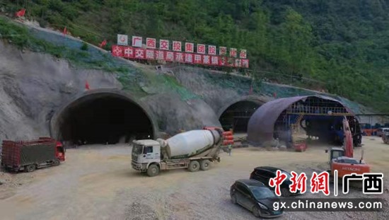 巴马宣传部供图 天(峨)巴(马)高速路建设者全力奋战 加快施工进度